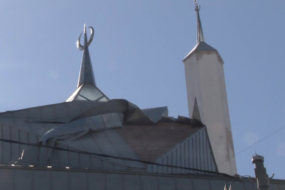 İstanbul'da şiddetli rüzgar nedeniyle Ataşehir'de caminin kaplaması söküldü