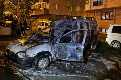 İstanbul Küçükçekmece’de park halindeki araç alev alev yandı