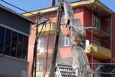 İstanbul Sancaktepe’de depremde hasar gören 5 katlı bina kontrollü şekilde yıkıldı