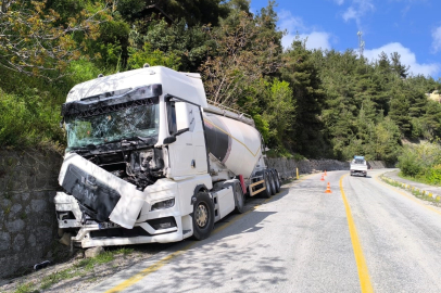 Kastamonu'da freni patlayan beton mikseri istinat duvarına çarptı