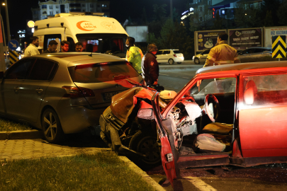Nevşehir'de otomobil kırmızı ışıkta bekleyen araca çarptı: 2 yaralı
