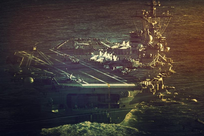 ABD’ye ait savaş jeti, uçak gemisinden denize düştü! Saldırı iddiası...