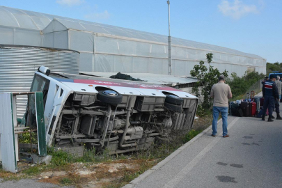 Antalya'da turistleri taşıyan midibüs devrildi: 19 yaralı