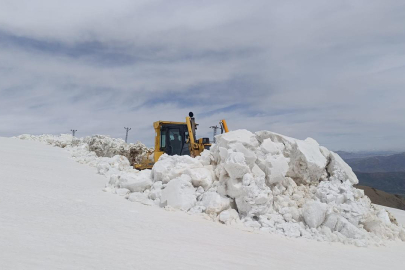 Hakkari'de nisanda 4 metre karla mücadele