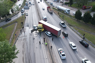 Sakarya D-100'de kontrolden çıkan tır karşı şeride geçti, ortalık savaş alanına döndü