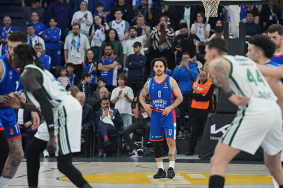Anadolu Efes seride geriye düştü