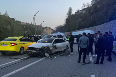 Bitlis’te otomobil ile minibüs kafa kafaya çarpıştı: 8 yaralı