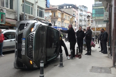 Yalova'da park halindeki araçlara çarpan cip yan yattı