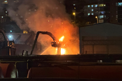 Zonguldak'ta liman sahasında yanan iş makinesi paniğe neden oldu