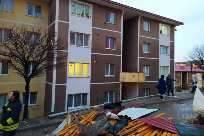 Bayburt’ta kuvvetli rüzgar evlerin çatılarını uçurdu