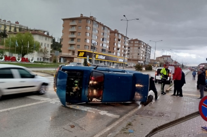 Çorum'da levhaya çarpan otomobil yan yatarak durabildi: 1 kişi yaralandı