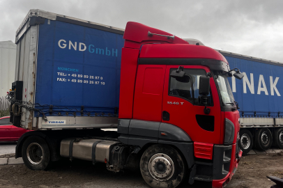 İstanbul Esenyurt’ta kontrolden çıkan tır PTS direğine çarptı