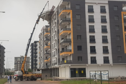 Mardin’de fırtınada çatıdaki çelik koruma aşağı sarktı