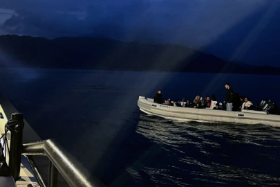 Muğla'da 12 düzensiz göçmen kurtarıldı, bir göçmen kaçakçısı yakalandı