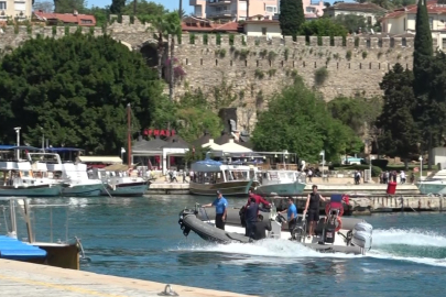Antalya'da arızalanan motorbotta mahsur kalan 3 kişiyi deniz polisi kurtardı