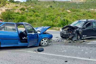 Antalya'da iki araç çarpıştı: 1 ölü