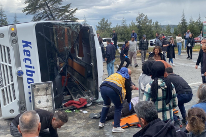 Isparta’da kontrolden çıkan yolcu midibüsü devrildi
