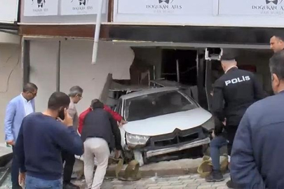 İstanbul Sultanbeyli'de otomobil iş yerine girdi: 1 yaralı