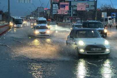 Kayseri'de sağanak yağış Kayseri'de hayatı olumsuz etkiledi