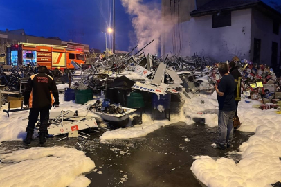 Kayseri'de yıldırım düşen hurdalığın bahçesinde yangın çıktı