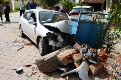 Kırıkkale'de araca çarpmamak için ani manevra yaptı, bahçe duvarına daldı: 2 yaralı