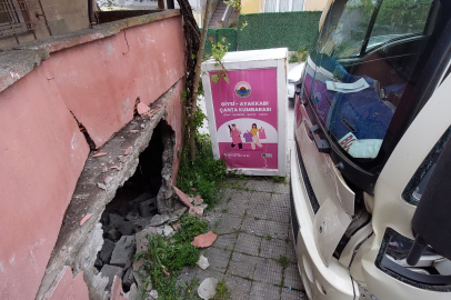 Samsun'da park halindeki kamyon hareket ederek çarptığı metruk binanın duvarını yıktı