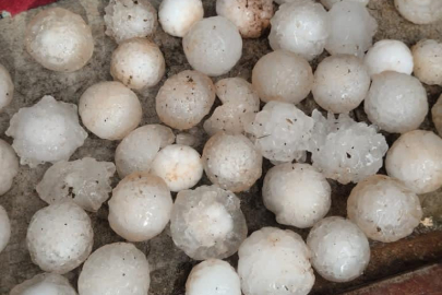 Şanlıurfa'da kar topu büyüklüğünde dolu yağdı