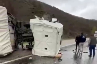 Sivas'ta kontrolden çıkan kamyon devrildi