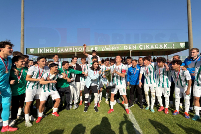 Bursaspor U17 Takımı şampiyonluk kupasını aldı