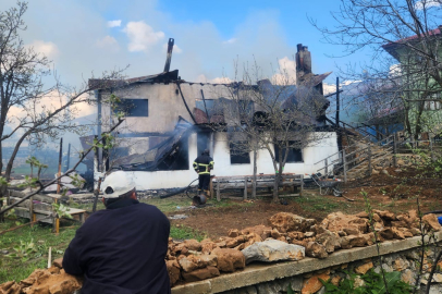 Adana Saimbeyli’de yanan ev kullanılmaz hale geldi