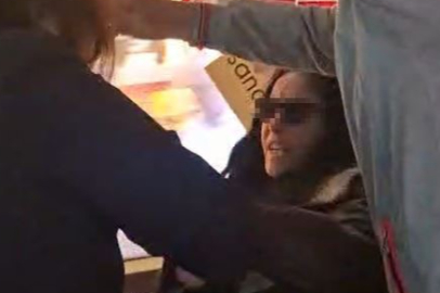 İstanbul'da tramvayda yolcuların koltuk kavgası kamerada