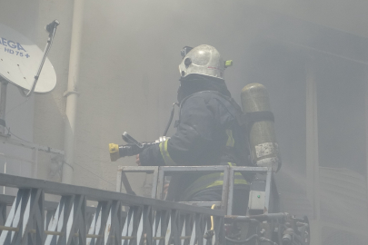 Antalya'da dairede çıkan yangın apartmanı dumana boğdu