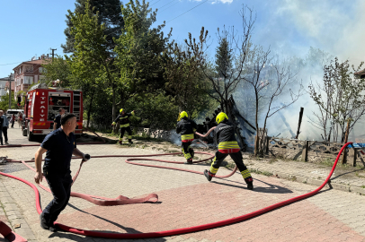 Bolu'da odunlukta çıkan yangın eve sıçradı: Tek katlı ev küle döndü