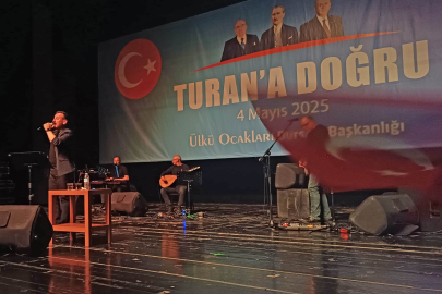Bursa'da "Turan'a Doğru" programında Atilla Yılmaz ve Osman Öztunç sahne aldı