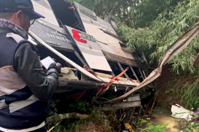 Freni arızalanan otobüs devrildi: Çok sayıda ölü var!