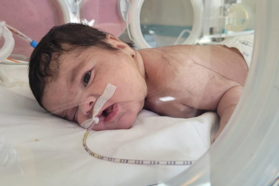 Kütahya'da bir bebeğin boynundan 445 gram tümör çıkarıldı