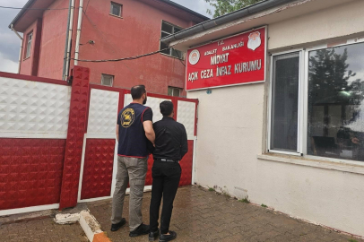 Mardin'de cezaevi firarisi düğün salonunda saz çalarken yakalandı