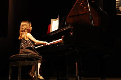 Bursa Nilüfer’de yıl sonu konserleri keman ve piyano ile başladı