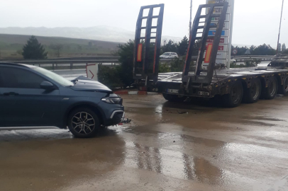 Kırıkkale'de otomobil park halindeki çekiciye çarptı