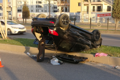 Malatya'da kontrolden çıkan otomobil refüje çarptı: 1 yaralı