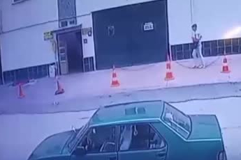 Ankara’da apartmandaki ayakkabı hırsızlığı güvenlik kamerasında