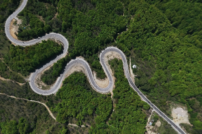 Bursa sınırındaki Domaniç Dağları'nda kıvrımlı yollar ilkbaharda yeşilin tonlarıyla buluştu