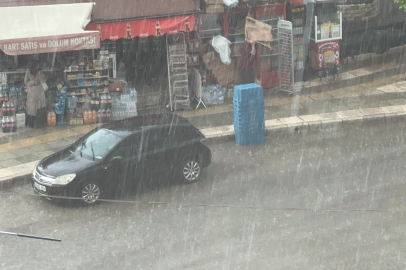 Elazığ'da dolu ve sağanak etkili oldu