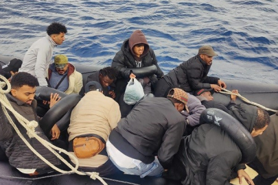 İzmir Çeşme açıklarında lastik bottaki 24 göçmen Sahil Güvenlik ekiplerince kurtarıldı