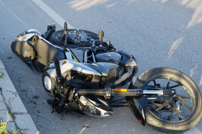 Kaldırımdaki trafik levhasına çarpan motosikletteki 2 kişi yaralandı