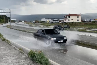 Kastamonu Tosya'da sağanak yağış etkili oldu, yollarda su birikintisi oluştu