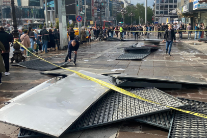 Ankara’da fırtına mağazanın tabelasını uçurdu
