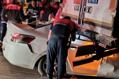 Mersin'de otomobil park halindeki tıra çarptı: 2 ölü