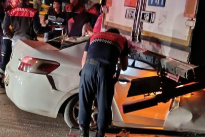 Mersin'de otomobil park halindeki tıra çarptı: 2 ölü