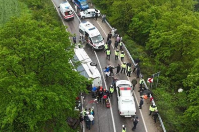 Öğrencileri taşıyan tur otobüsü otomobille çarpışarak devrildi: 2'si ağır 18 yaralı